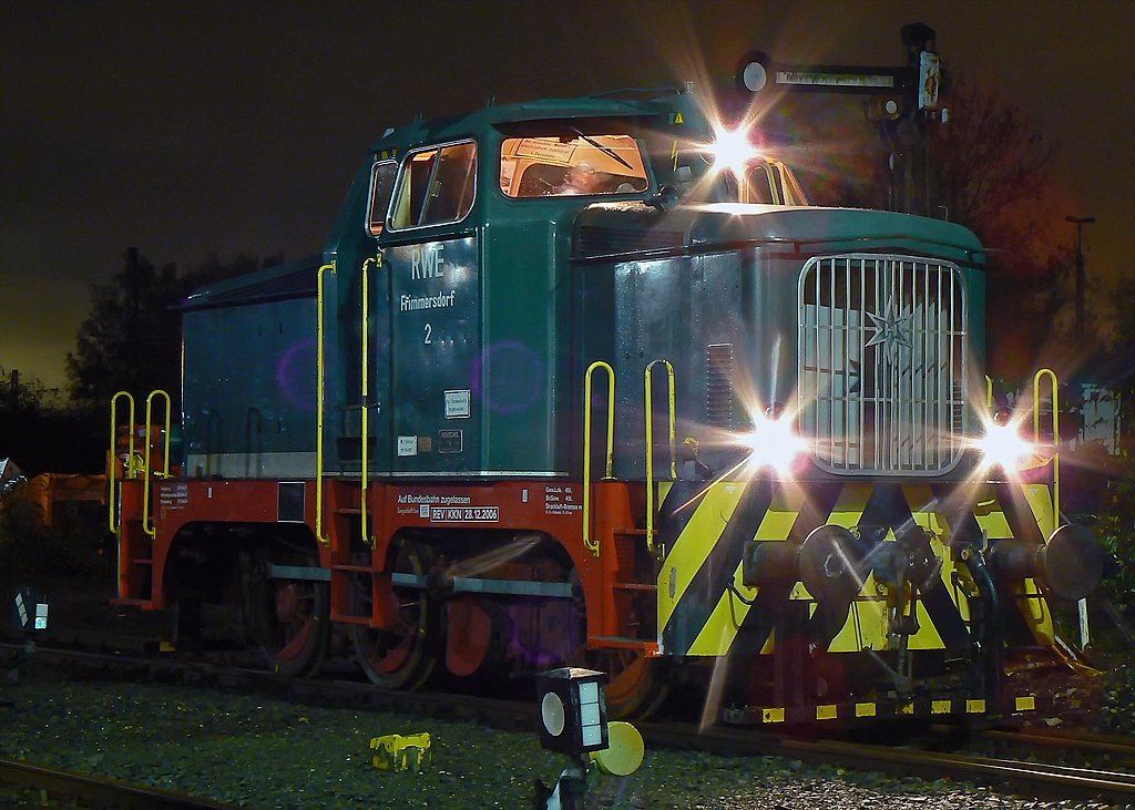 Eine Henschel DH 440 Diesellok im Rheinischen Industriebahnmuseum im ehem. BW K�ln Nippes , w�hrend einer Veranstaltung im Rahmen der langen Nacht der Museen in K�ln am 7.11.09. Vorher stand sie in Diensten der RWE. Henschel 26748/1956 ex RWE.

Hier der Lebenslauf : 
12.07.1956   Auslieferung an RWE - Rheinisch-Westf�lische Elektrizit�tswerke AG, Essen,
Kraftwerk Frimmersdorf, Grevenbroich-Frimmersdorf  2    
__.__.1961   an RWE - Rheinisch-Westf�lische Elektrizit�tswerke AG, Essen,
Umspannwerk Wesel-Obrighoven  1    
__.__.196x   an RWE - Rheinisch-Westf�lische Elektrizit�tswerke AG, Essen,
Kraftwerk Frimmersdorf, Grevenbroich-Frimmersdorf  1    
__.__.1996   an RIM - Rheinisches Industriebahn-Museum e. V., K�ln-Nippes  1    
(Quelle : www.rangierdiesel.de)