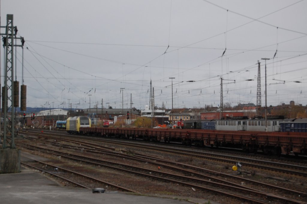 Eine Hercules von Dispolok (ER 20) durchfuhr am 28.11.2009 mit einem langem Rungenwagenzug den Paderborner Hauptbahnhof.