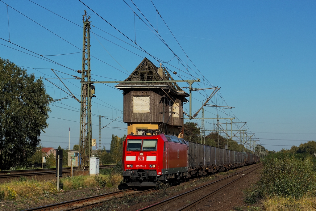 Eine heute nicht mehr wiederholbare Situation ergab sich am 1.10.2011, als 185 151 das alte Stellwerk in Hohenbudberg, gelegen am Abzweig Mhlenberg, passierte. Das marode Dach existiert nicht mehr und auf dem damals freien Gelnde wurde ein neues Containerterminal errichtet, was jegliche Zugnglichkeit verhindert