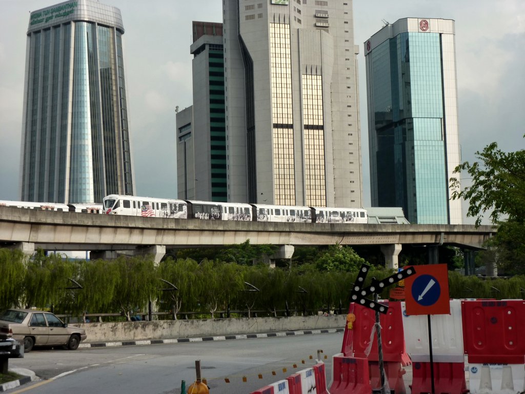 Eine Hochbahn vor einem kleinen Teil der Skyline von Kuala Lumpur am 18.04.2011.
