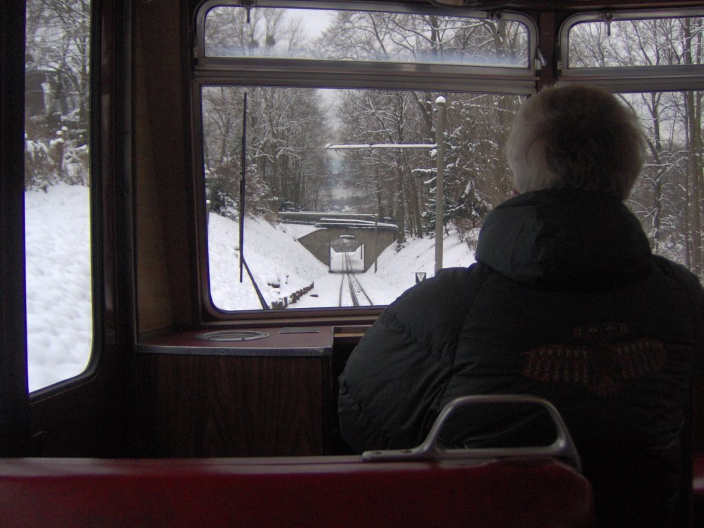 Eine Innenaufnahme in einem Zahnradtriebwagen der Drachenfelsbahn.
Dieses Bild wurde an einem verschneitem Dienstag aufgenommen.