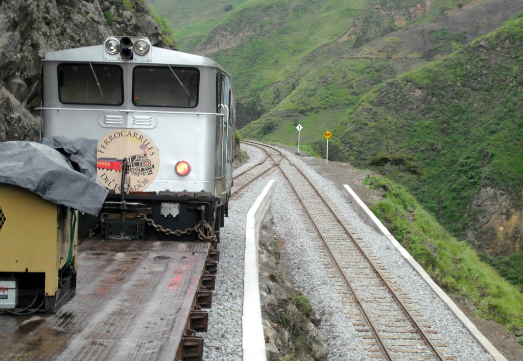 Eine der interessantesten Stellen der Touristenbahnstrecke an der Teufelsnase ist die Zusammenfhrung der Etagengleise. Dort fhrt der Zug vorwrts hinein und darf dann rckwrts die untere Etage hinabrangieren, um weitere Hhenmeter nach Sibambe abzubauen. Weiter unten folgt dann eine weitere Stelle dieser Art, damit der Zug letztlich vorwrts nach Sibambe hineinfahren kann. So spart man sich Serpentienen am Berg, erhht dadurch jedoch den Rangieraufwand. (Strecke Alaus - Sibambe am 13.02.2011)

