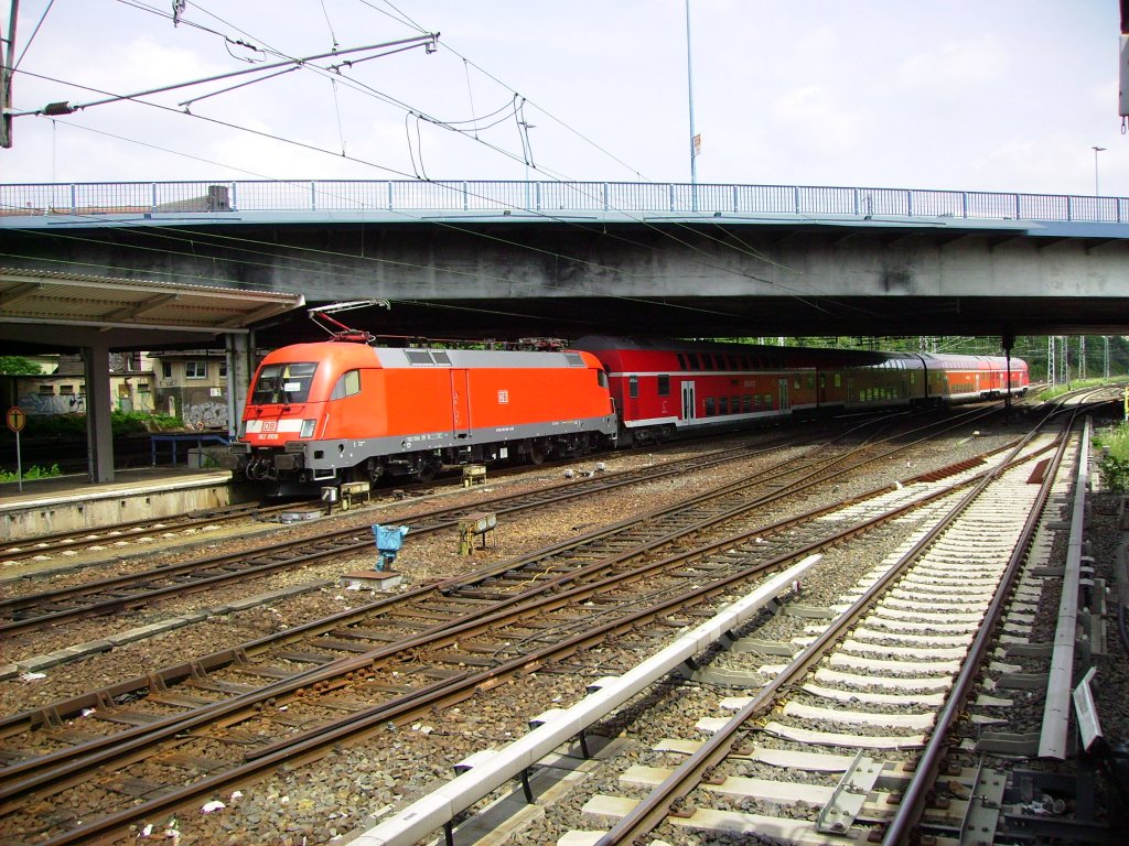 Eine inzwischen gewohnte Zugkombination in sonst ungewohntem Umfeld konnte am 29.05.2012 im Bahnhof Berlin-Lichtenberg angetroffen werden. Aufgrund von Bauarbeiten wurden die Linien RE2 (hier im Bild mit Taurus zu sehen), RE7 und RB14 nach Lichtenberg umgeleitet.