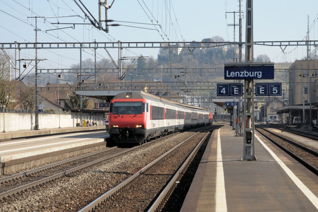 Eine IR-Garnitur rollt am 09.03.11 durch den bahnhof Lenzburg Richtung Olten. Schublok war 460 027