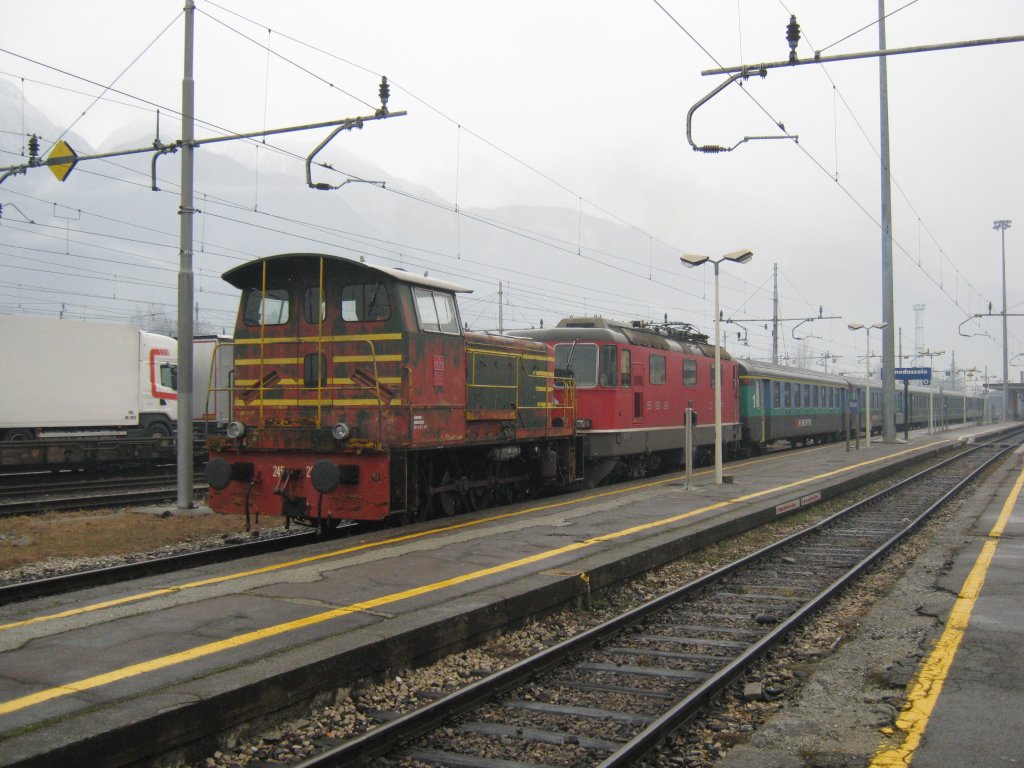 Eine italienische Rangierlok wird in Krze einen EW I/II Pendel (mit Re 4/4 II 11141, ex. Swiss Express) mit einem zweiten EW I/II Pendel zusammen hngen, damit diese dann als Regio 4774 zurck in die Schweiz fahren knnen, 08.01.2011.