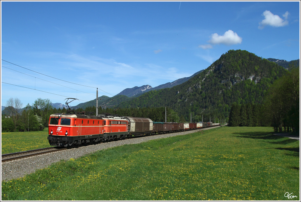 Eine der klassischen Fotostellen auf der Phyrnbahn befindet sich nahe Roleithen, wo ich das blutorange Tandem, bestehend aus 1144 040 & 1142 682 mit dem Gterzug 54691 von Linz nach Selzthal nochmals ablichten konnte. Dadurch beide Maschinen auch noch die Zierlinien haben, passen sie farblich optimal zusammen.
10.5.2012


