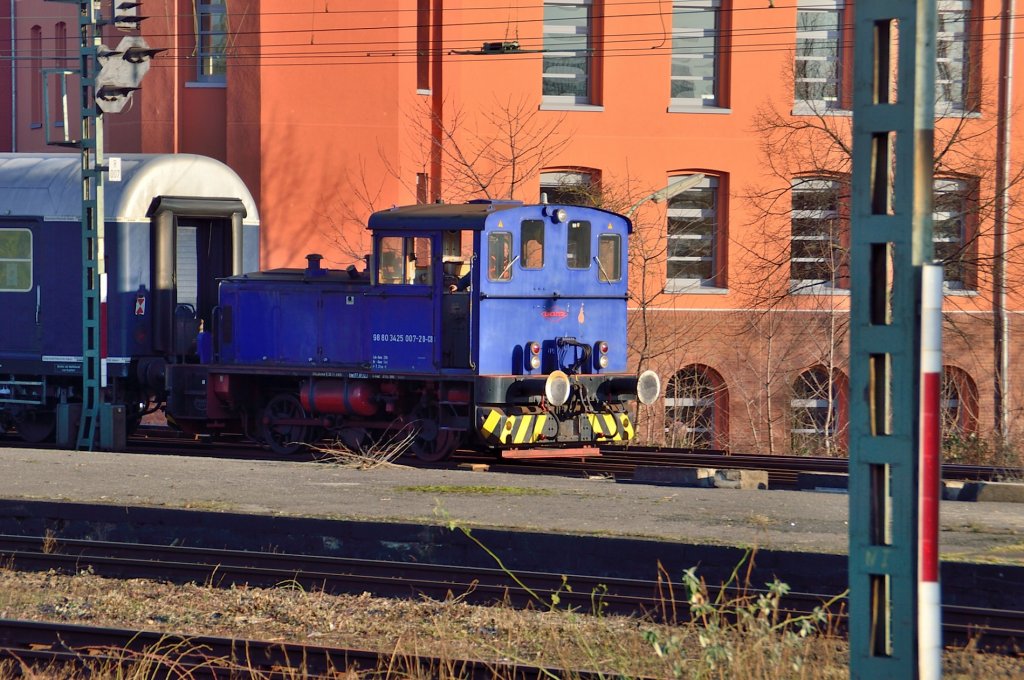 Eine kleine Deutz-Werksbahnlok eines Privaten Eisenbahnunternehmens aus Mnchengladbach rangiert am Sonntagnachmittag einige Wagons durch den Hauptbahnhof.13.1.2013
