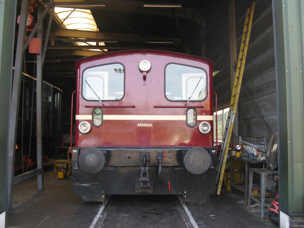 Eine kleine Diesellok  332-6  von Kf Spaniol   steht in  Simpelveld(NL) bei Sommerwetter.
12.7.2011