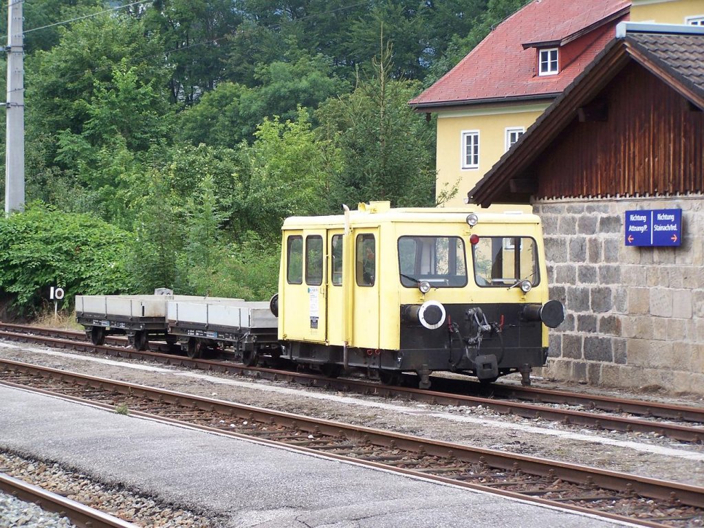 Eine kleine Draisine im Bahnhof Bad Ischl am 05/08/10.