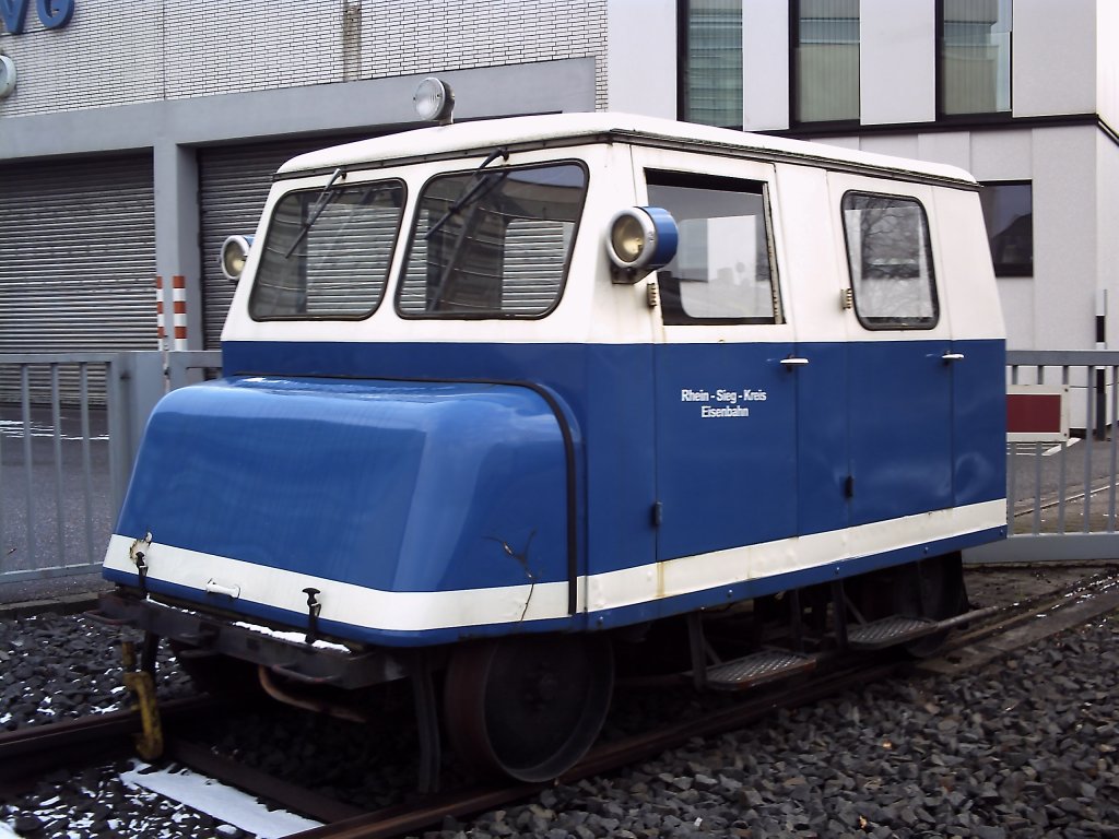 Eine kleine Drasine ( KLV 11 ) der RSVG steht abgestellt in Troisdorf ( ffentlich Zugnglich )