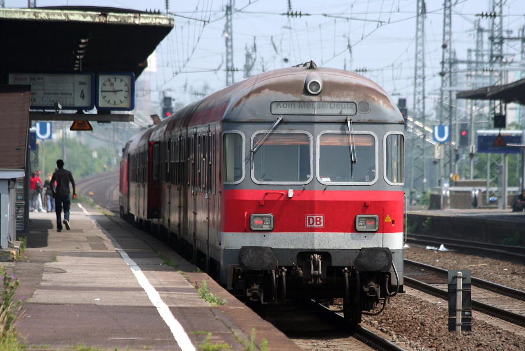 Eine kleine Erinnerung an die gute alte Eisenbahn, die 218 128-7 zieht den RE 12 und Karlsruher Steuerwagen mit Dampfheizleitung von Trier am Endbahnhof Kln Messe Deutz, Gleis 4 am 30.03.2008 Ihr vorletzter Einsatz im Bw Trier