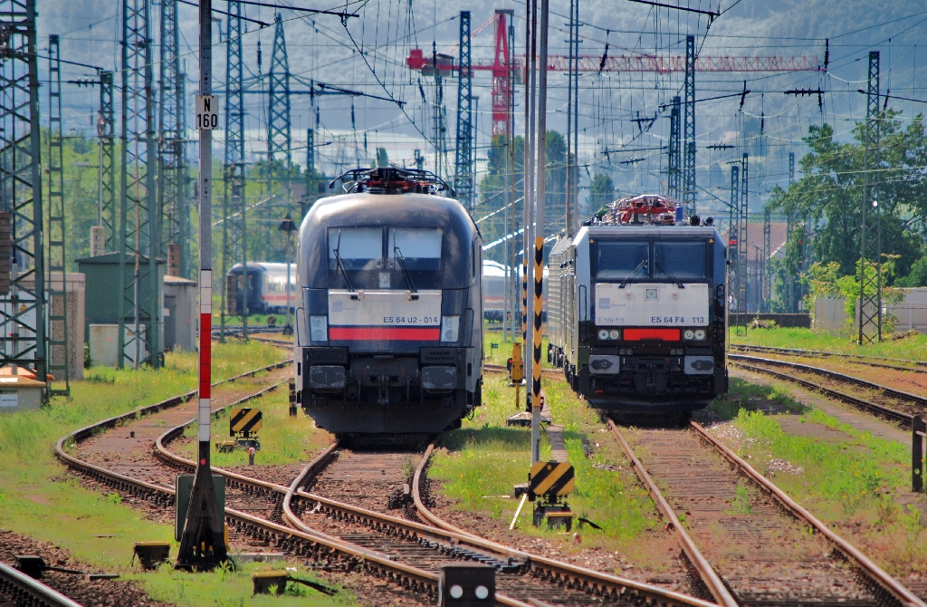 Eine kleine Eurosprinter Flotte von MRCE Dispolok wartet am 04.06.2010 im Vorfeld des Badischen Bahnhofs in Basel auf neue Aufgaben. Links der Taurus 182 014 (ES 64 U2 014), rechts die 189 113 (ES 64 F4 113) mit einer Schwestermaschine.
