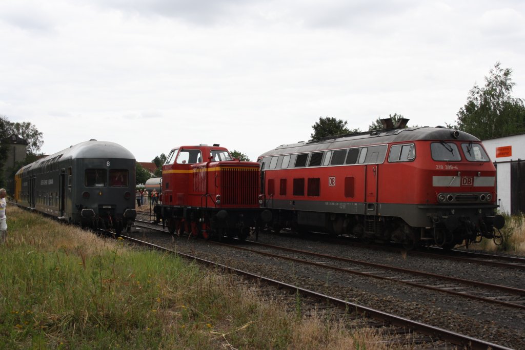 Eine Kleine Fahrzeugparade in Wittingen am 24.07.2010 mit 218 399 einer MAK Stangen Lok und dem DOSTO aus Lbeck