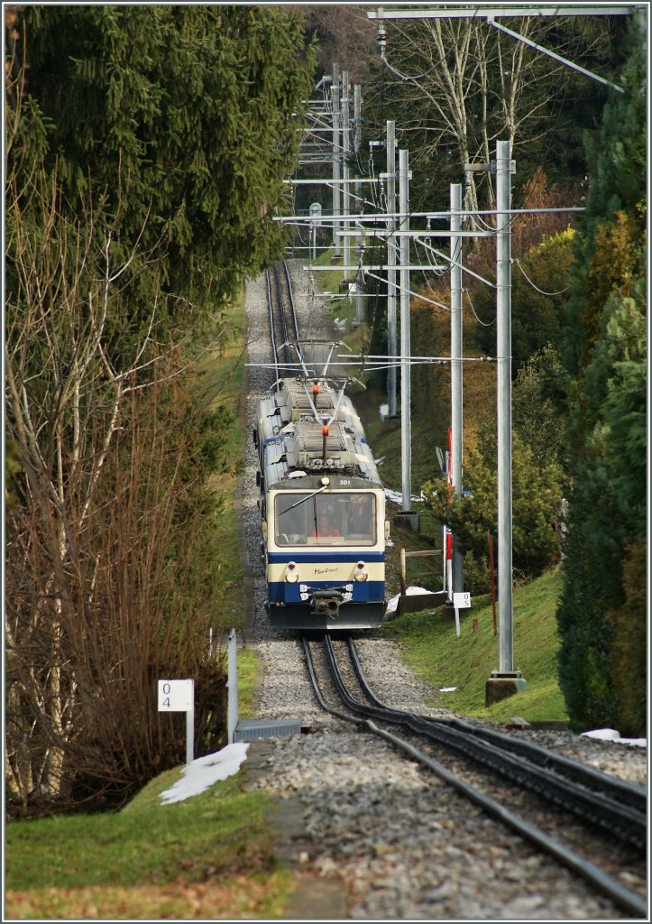 Eine kleine Fototour mit drei Spurweiten:  Nicht aus dem Walde komme er her, sondern vom Bureau des Weihnachtsmannes auf dem Rochers de Naye und deshalb auch mit doppelter Kapzitat: Zwei Beh 4/8 als 3366 auf der 80 cm Zahnradbahnstrecke kurz vor Glion.
23. Dezember 2012