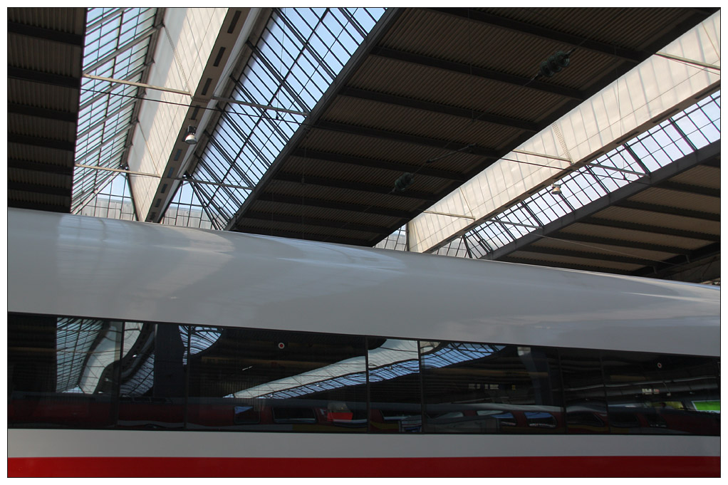 Eine kleine Impression vom Münchner Hauptbahnhof. Auch hier hat das unspektakuläre Dach durchaus seine Reize. 

26.06.2010 (M)