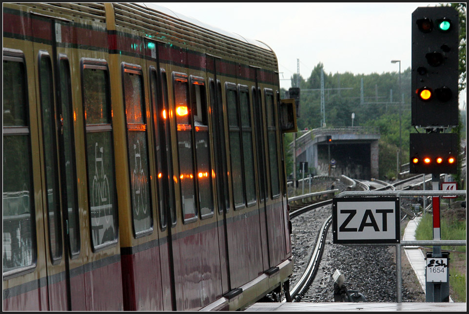 Eine kleine Impression der S-Bahn Berlin: Ausfahrt eines Zuges am Bahnhof Baumschulenweg. 

18.08.2010 (M)