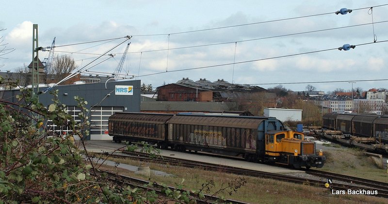 Eine kleine K�f der NRS steht am 28.11.09 mit zwei Schiebewandwagen vor der Wagonwerkstadt der NRS in L�beck in der n�he des Nordlandkai's.