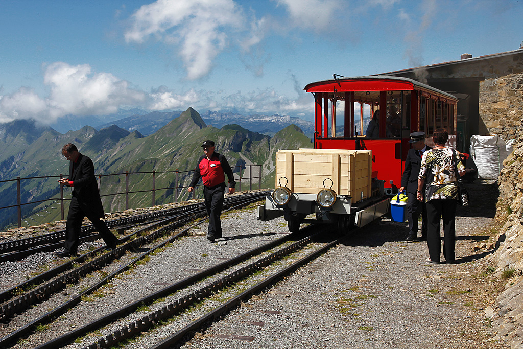 Eine kleine Pause fr den BRB-Direktor Simon Koller, fr seine Crew und fr uns Gste ist nun angesagt. Wir geniessen bei dieser Gelegenheit die atemberaubende Aussicht bei bestem Wetter. Station Rothorn, 09. Aug. 2010, 12:25
