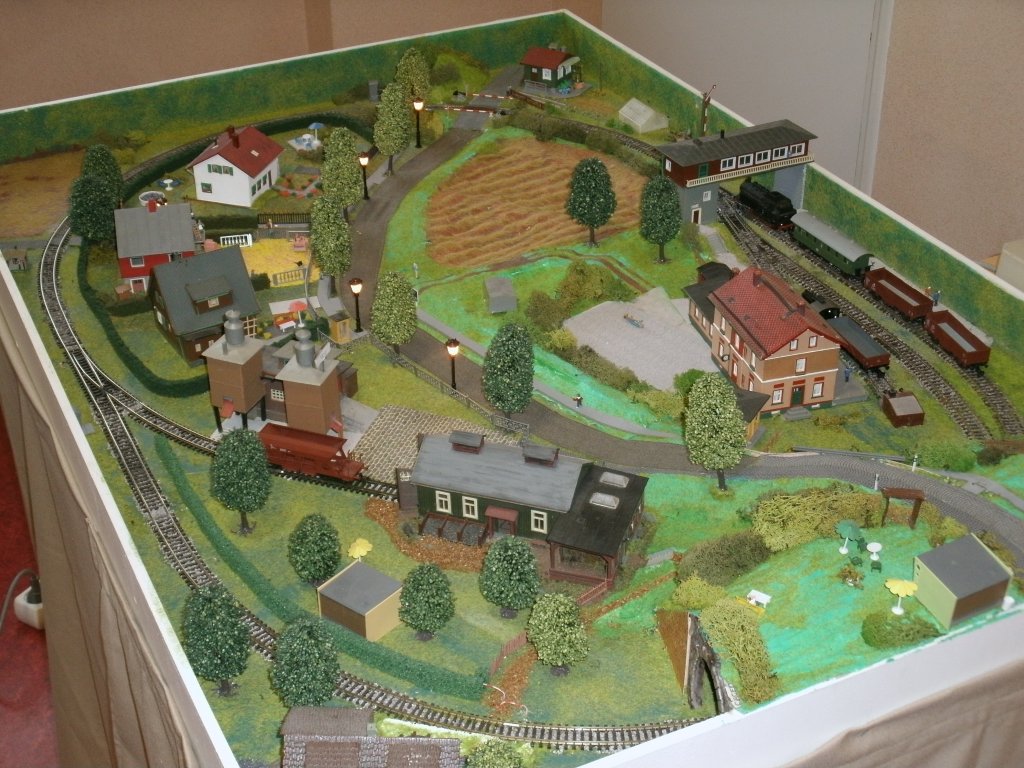 Eine kleine TT-Anlage die nicht viel Platz bentigt.Gesehen am 29.Dezember 2012 bei der Modellbahnausstellung in Sassnitz.