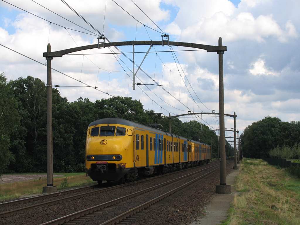 Eine kleine berraschung: Plan V im Einsatz als Intercity zwischen Den Haag und Venlo! Plan V 456 und 922 mit IC 1956 Venlo-Den Haag CS bei Vlierden am 19-7-2012.