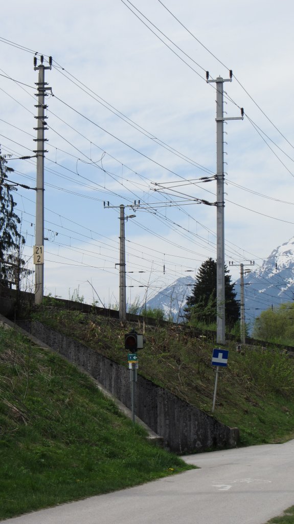 Eine kleine Unterfhrung an der Unterinntalbahn zwischen den Bahnhfen Kundl und Wrgl Hbf. Diese Unterfhrungen sind alle mit Blinklicht ausgestattet, damit Fahrradfahrer sehen knnen, ob sich jemand in der Unterfhrung befindet.(1.5.2012)