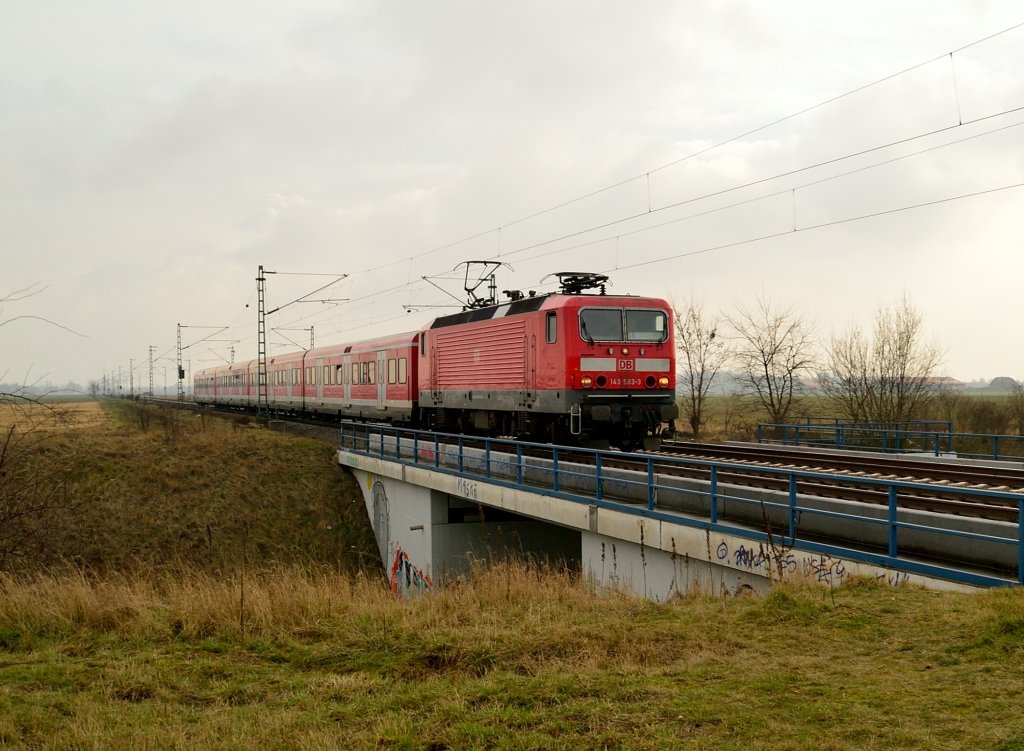 Eine von Kln kommende S6 als Umleiterzug auf der Kbs 495 ist hier auf der K33 Brcke bei Allerheiligen. Der Zug aus X-Wagen wird von der 143 583-3  gezogen am Samstag den 17.2.2013