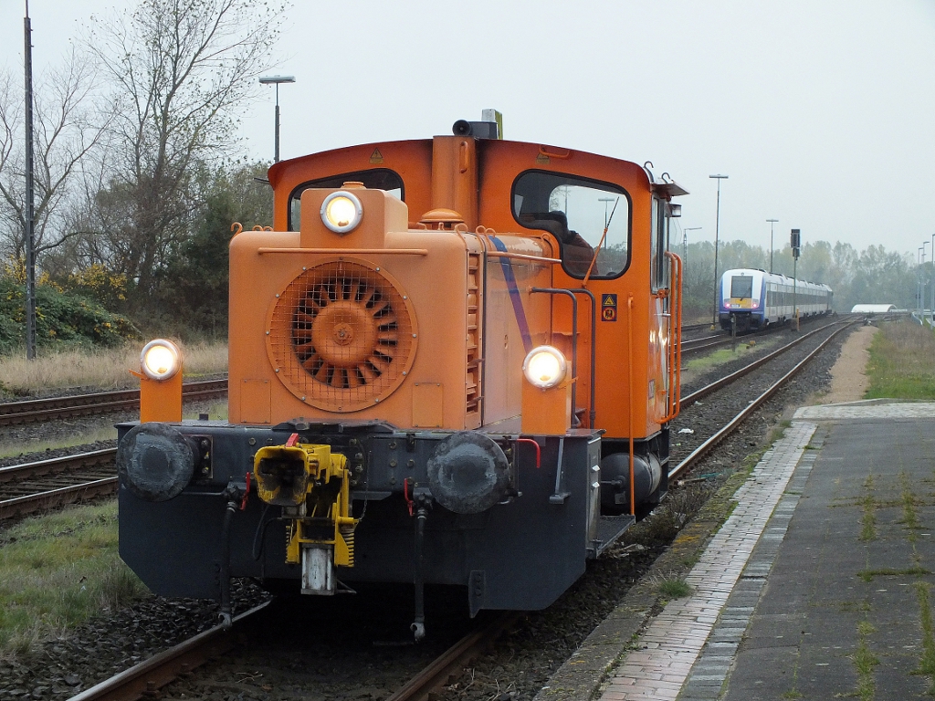 Eine Kf BR 335 in Husum, im Hintergrund zusehen eine NOB. 30.10.12