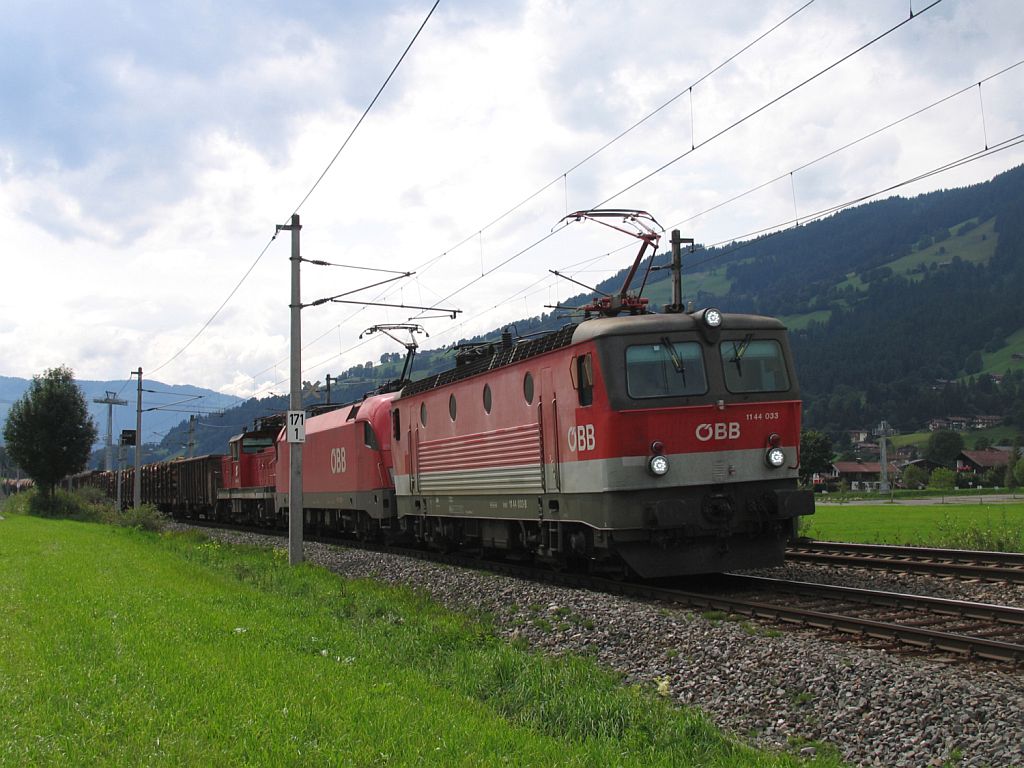 Eine Kombination von 1144 033, eine Taurus und eine 1063 mit Gterzug 62433 nach Kitzbhel bei Brixen im Thale am 12-8-2010.
