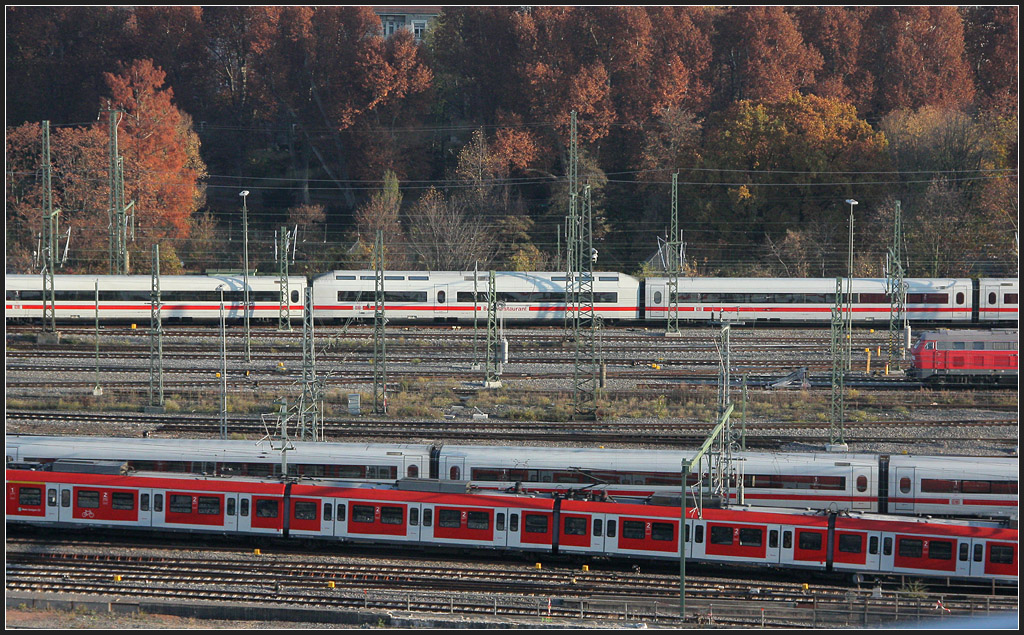 Eine kommt von unten, die anderen bleiben oben - 

Drei Bahnen im Vorfeld des Stuttgarter Hauptbahnhofes. 

14.11.2011 (M)