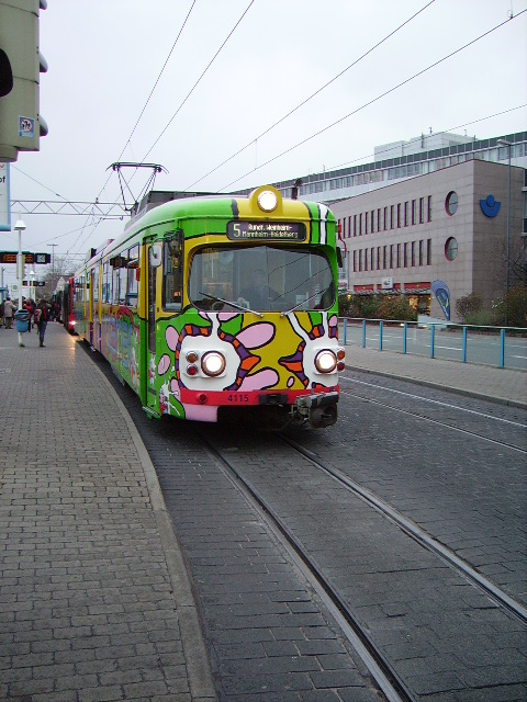 Eine Kunst Straenbahn am Heidelberger Hbf am 12.11.10