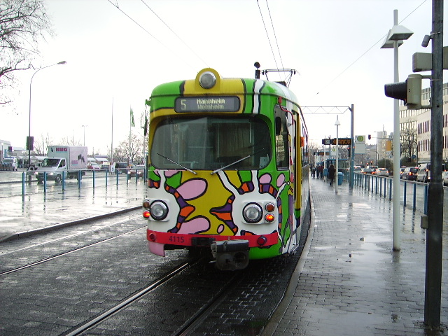 Eine Kunst Straenbahn in Heidelberg am Hbf am 26.11.10