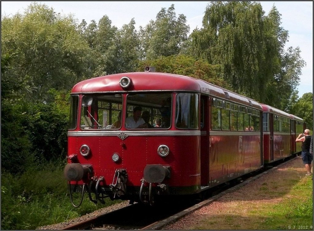 Eine kurze Verweilpause macht der Dreiteilige Schienenbus der Eisenbahnfreunde der ZLSM in Vetschau bei Aachen,bevor es wieder zurckgeht nach Simpleveld in die Niederlande.Aufnahme vom August 2012.