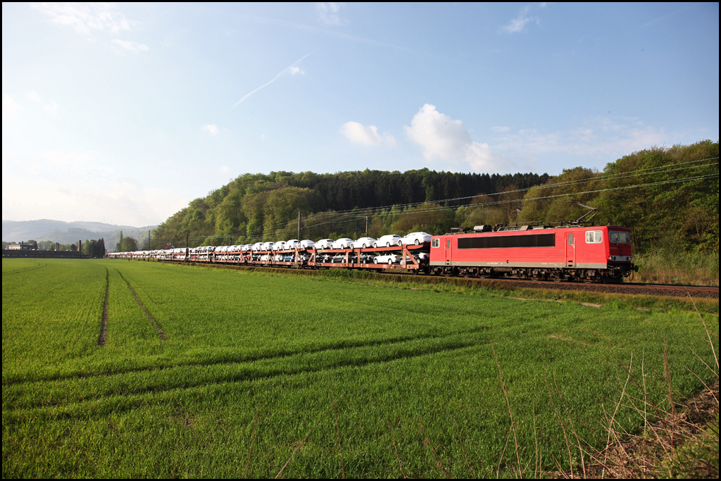 Eine laaaange Schlange von Neuwagen der Marke AUDI (beladen mit A3, A4, A5, Q5 und A6 vermutlich auch mit S3, S4 und S5 Modellen) hat die 155 078 (9180 6155 078-9 D-DB) am Haken. Im Bild der morgendliche CSQ 60062, Ingolstadt-Nord - Osnabrck Rbf. Tglich verkehren zwei Ganzzge aus Bayern (zumglck) ber die RSS in Richtung Norden. (30.04.2010)