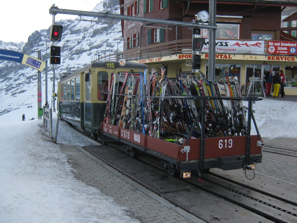 Eine Ladung Ski. BDeh 4/4 Pendel 115 in Kleine Scheidegg bei Einfahrt aus Grindelwald, 15.03.2011.