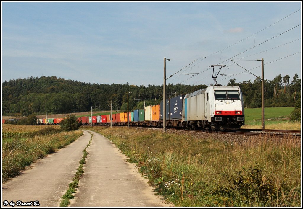 Eine lange bunte Leine f�hrte 185 638 der Railpool mit sich. Sie konnte bei Mitteldachstetten von zwei Fotografen und einem Kameramann festgehalten werden. (24.09.2011)