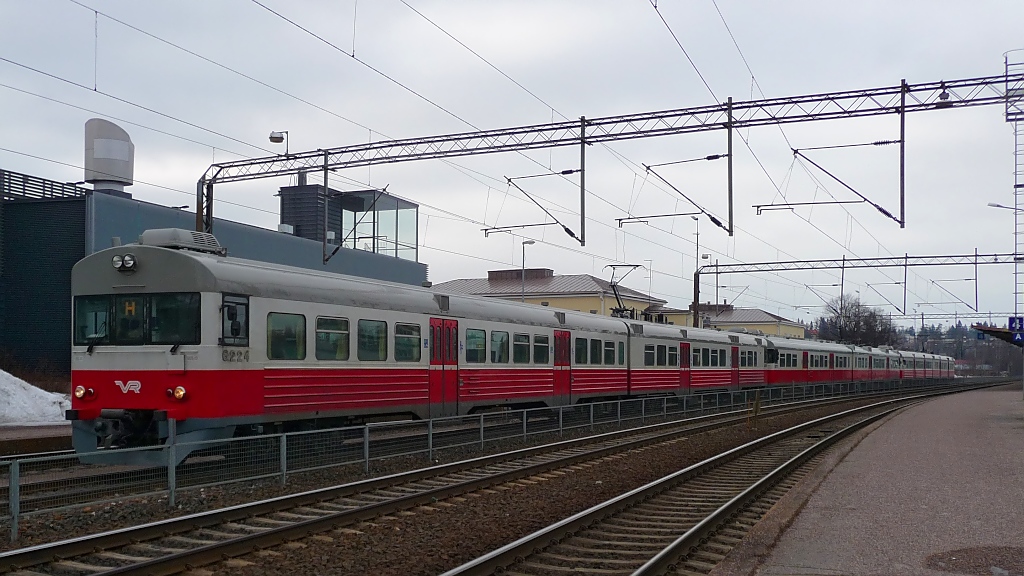 Eine lange Reihe von Triebwagen der VR-Baureihen Sm1 und Sm2 ist abgestellt im Bahnhof Riihimki, 12.4.13