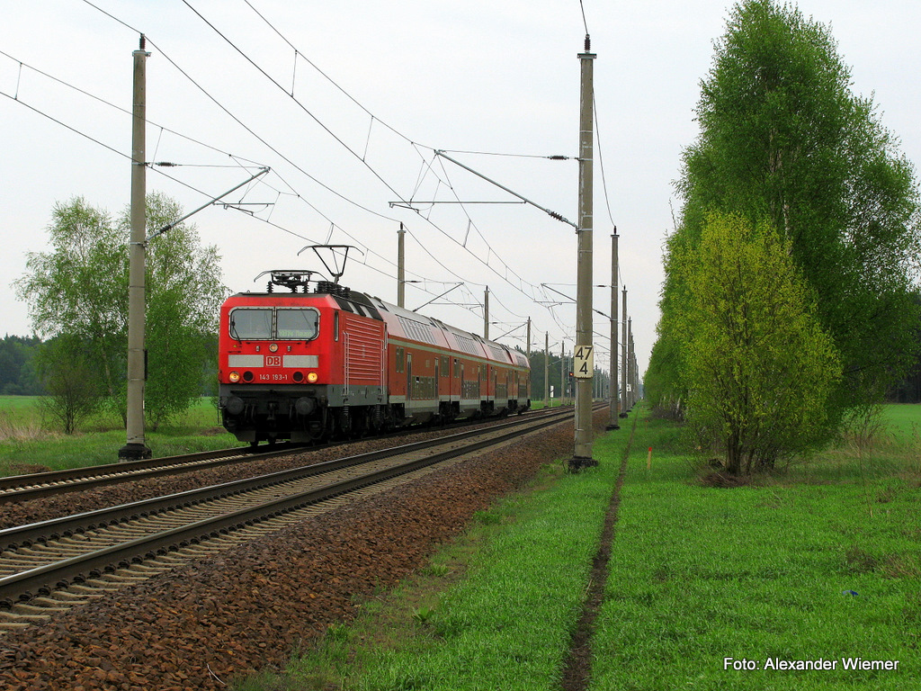 Eine lange vllig gerade Flur bis zum Bahnhor von Halbe ist hier zusehen. Der Bahnhof befindet sich rund 2 Kilometer von der Fotostelle in Lpten entfernt. Im Bild passiert 143 193-1 gerade den Bahnberweg Lpten und wird in krze am 1.Mai Gro Kris erreichen.