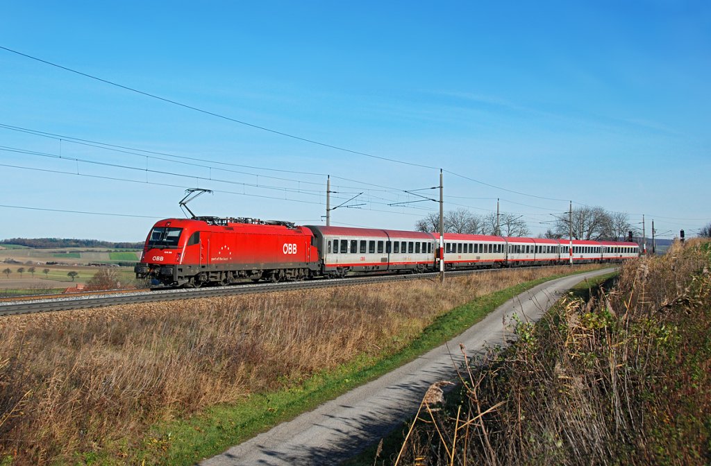 Eine leichte bung fr die 1216 239. Am 19.11.2009 brachte sie den Intercity 548  Stiegl Express  von Wien nach Salzburg. Die Aufnahme entstand kurz nach Neulengbach.