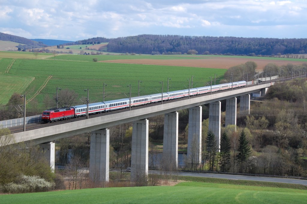 Eine leider unerkannte Lok der BR 120 huscht hier mit IC 2082 ber die Gandetalbrcke bei Orxhausen, 07.04.2012.