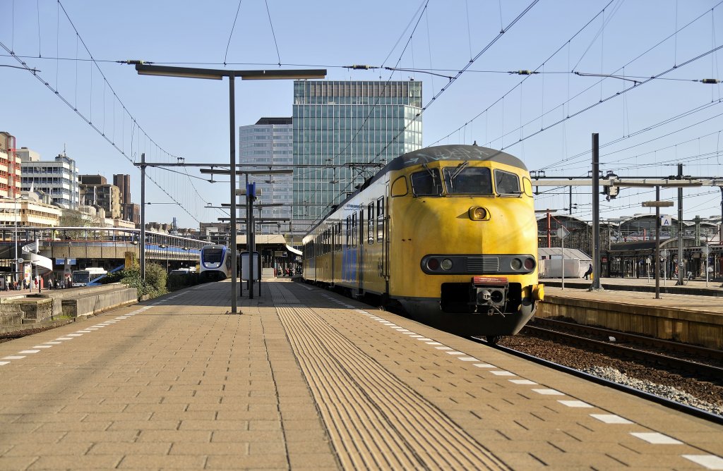 Eine die letzte triebzuge plan V im einsatz ist die pemdel Utrecht - Utrecht Maliebaan (Eisenbahnmuseum)ab 4 april gibt es nur noch plan V auf die linien Utrecht - Utrecht Maliebaan, Zwolle - Ommen, Eindhoven - Tilburg, Eindhoven - Weert, Heerlen - Sittard und Maastricht Randwyck - Roermond aufnahme ist von 09.04 2011.