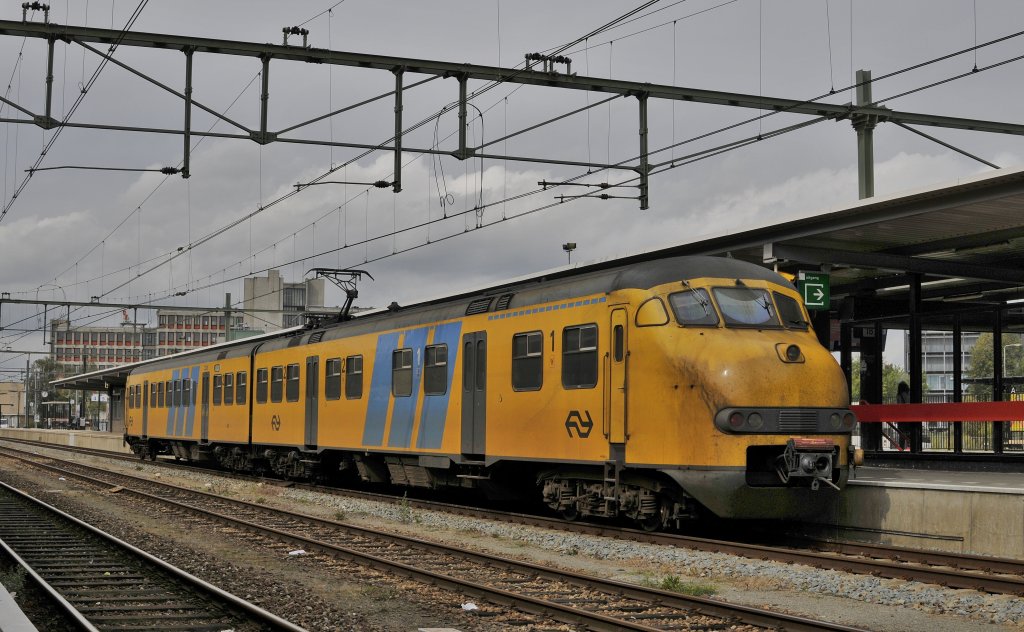 Eine die letzte triebzuge plan V (447) die bei Werkspoor gebaut sind, hier bei Einfahrt von Heerlen am 17 sept 2011.