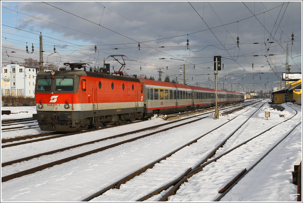 Eine der letzten 1044er mit Pflatsch, 1044 011 fuhr am 2.1.2011 mit IC 733  Sonnenstadt Lienz  von Wien Meidling nach Lienz. 
Bf. Zeltweg 