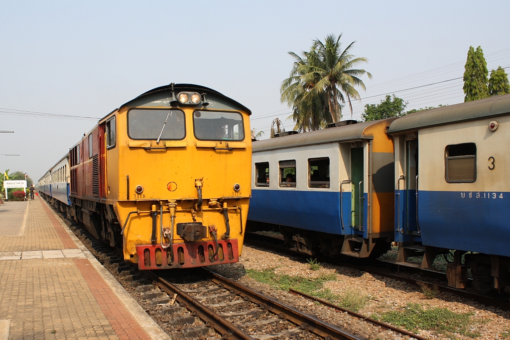 Eine der letzten aktiven Ihrer Baureihe: 3118 (B'B', dh, Krupp, Bauj.1969, Fabr.Nr.5007) am 13.März 2011 im Bf. Khlong Bang Tan.