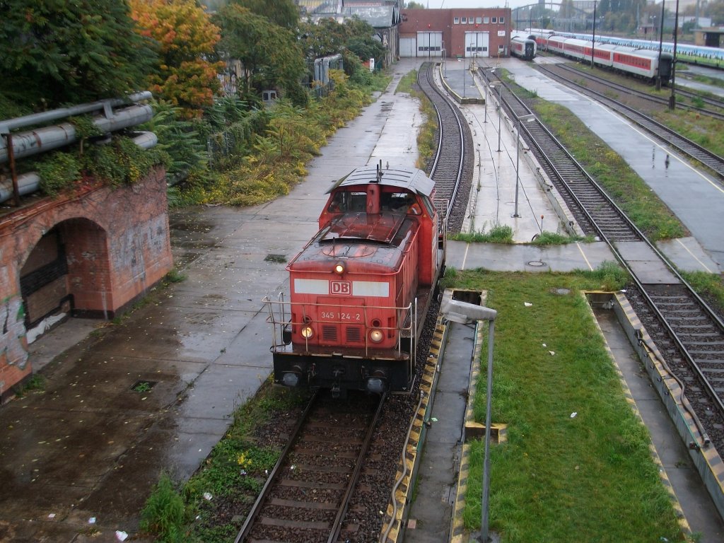 Eine von den letzten drei DB 345er ist 345 124,die fr DB-AutoZug in Berlin Warschauer Strae im Einsatz ist.Am 16.Oktober 2010 stand  Bert  unterhalb der bekannten Brcke am S-Bahn Warschauer Strae.