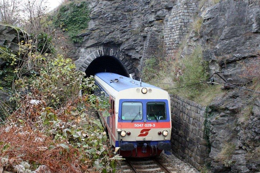 Eine der letzten M�glichkeiten f�r Aufnahmen der Wachauerbahn bietet noch dieser Herbst, da ab 2011 auch die Einstellung dieser Bahnstrecke bevorsteht! Hier 5047 029-3 am 30.10.10 nach der Durchfahrt im St. Michaeler Tunnel...Danke f�r die Hilfe, Tom! ;)
