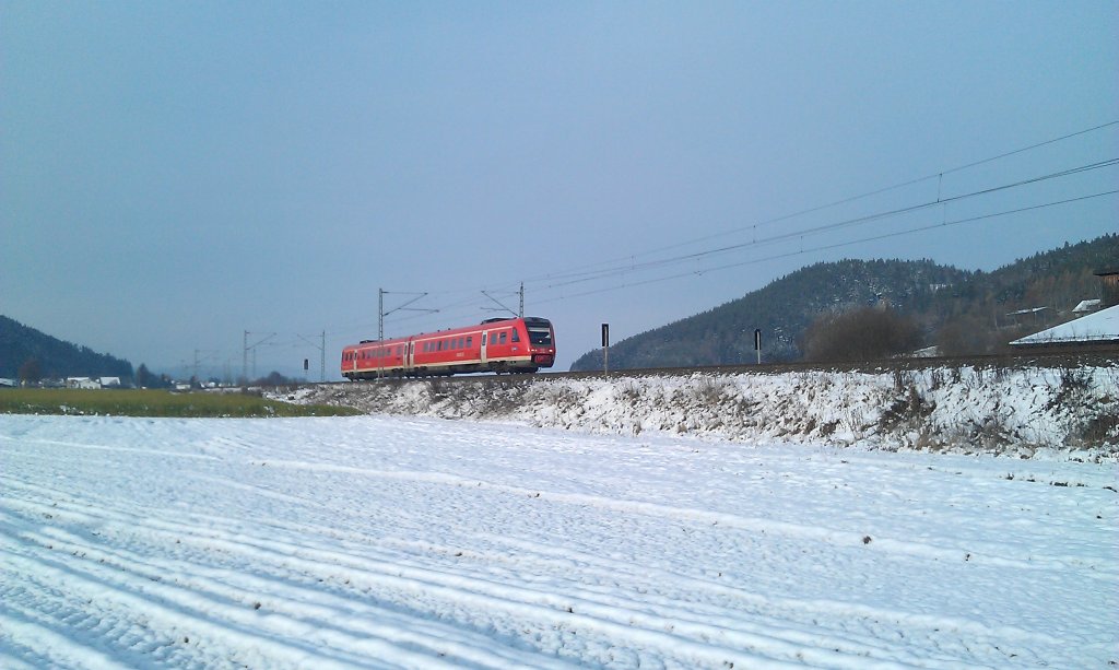 Eine der letzten planmigen RE-Zge im Form von VT 612. Ab Fahrplanwechsel bernimmt die BR 442 diese Aufgabe. 08.12.2012, Blumau bei Kronach. 