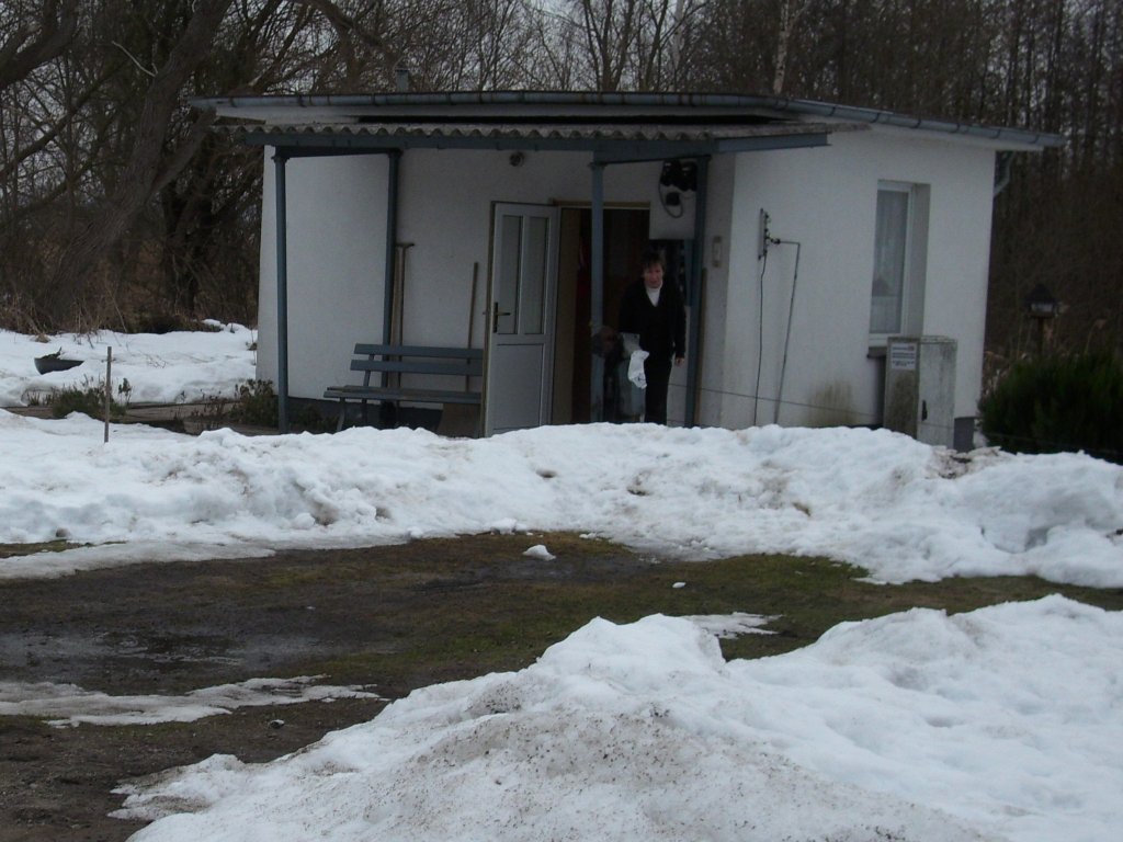 Eine der letzten Schrankenwrterrinnen am Schrankenposten in Lietzow im Februar 2010 bei Ihre tglichen Arbeit.In diesen Jahr wird auch der letzte Schrankenposten mit Schrankenwrtern auf Rgen verschwinden und der modernen Technik zum Opfer fallen.