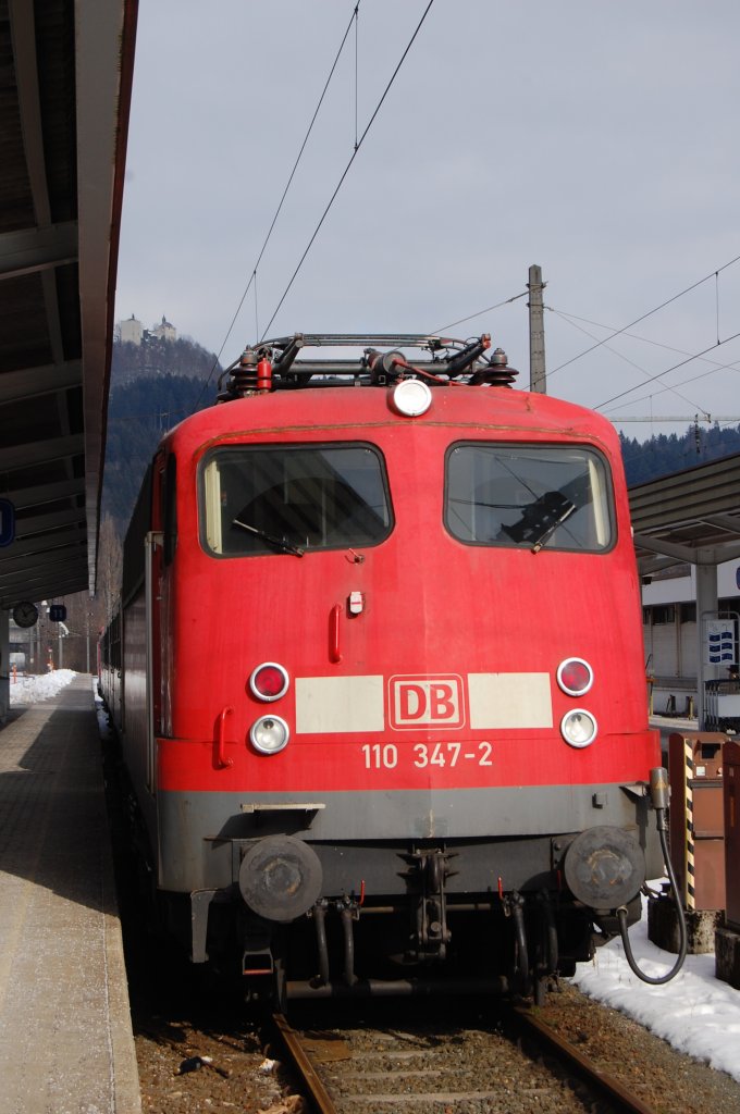 Eine leuchtende Sch�nheit - genau von der Sonne ins  Spotlight  getaucht steht die M�nchner 110 347-2, die am 8.2.2010 als Steuerwagenersatz im Kufstein-Rosenheim-Pendel zusammen mit 110 320 an der Spitze eingesetzt wurde, in Kufstein. Bis zum 2.10.2010 (zumindest laut Anschrift) wird sie uns noch erhalten bleiben.