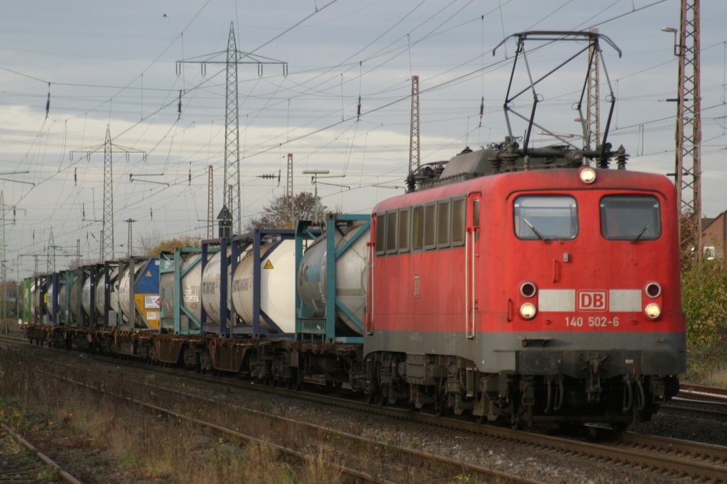 Eine der lezten 140er.140 502 durchfhrt am 13.11.09 mit einem kurzen Gz Ratingen-Lintorf