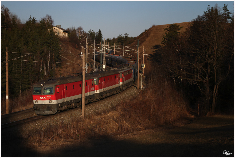 Eine der lichttechnich letzten Stellen am Semmering, fr Zge in Richtung Wien,  ist die sogenannte Steinbauer Wiese nahe Eichberg.Hier rollen 1144 223 & 1144 249 & 1142 636 mit einem Erzzug talwrts Richtung Gloggnitz.
Eichberg 10.3.2012
